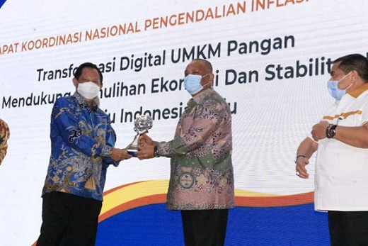 Mendagri Tito Karnavian menyerahkan penghargaan TPID terbaik kawasan Sulawesi kepada Gubernur Rusli Habibie, di Kantor Kemenko Perekonomian, Jakarta, Kamis (22/10). (Foto: Zakir-BPPG/pemprov).