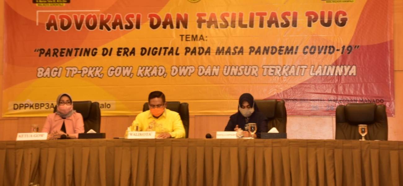 Walikota Gorontalo Marten Taha (tengah) bersama Ketua PKK Jusmiaty Kyai Demak dan Kepala DPPKB-P3A Nulika Melati hadir dalam agenda Advokasi dan Fasilitasi PUG di Kota Manado, Sulawesi Utara, Senin (26/10). (foto : Humas)
