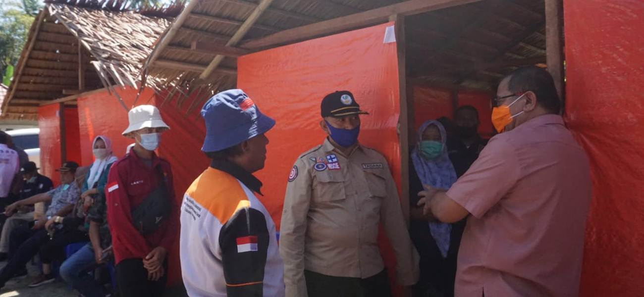 Capt: Pjs Bupati Bone Bolangi Muhammad Z.S. Nadjamudin meninjau langsung kondisi korban terdampak banjir di wilayah Bone Pesisir yang meliputi Kecamatan Bulawa dan Bone Raya. (Foto: Prokopim Bonebol)