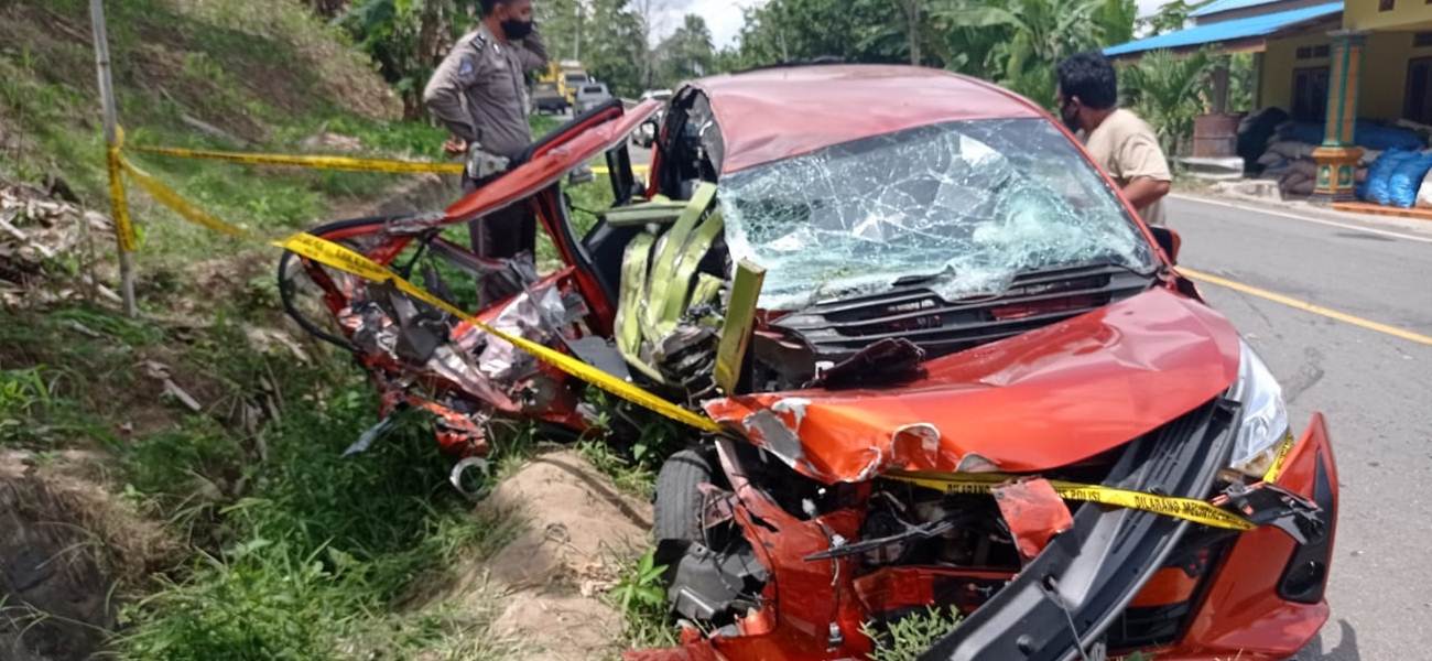 Kondisi mobil toyota DM 1172 HJ rusak parah setelah mengalami tabrakan dengan mobil truk hino DN 8565 di Jl. Trans Sulawesi, Desa Lamahu, Kecamatan Bilato, Kabupaten Gorontalo, Selasa (27/10).