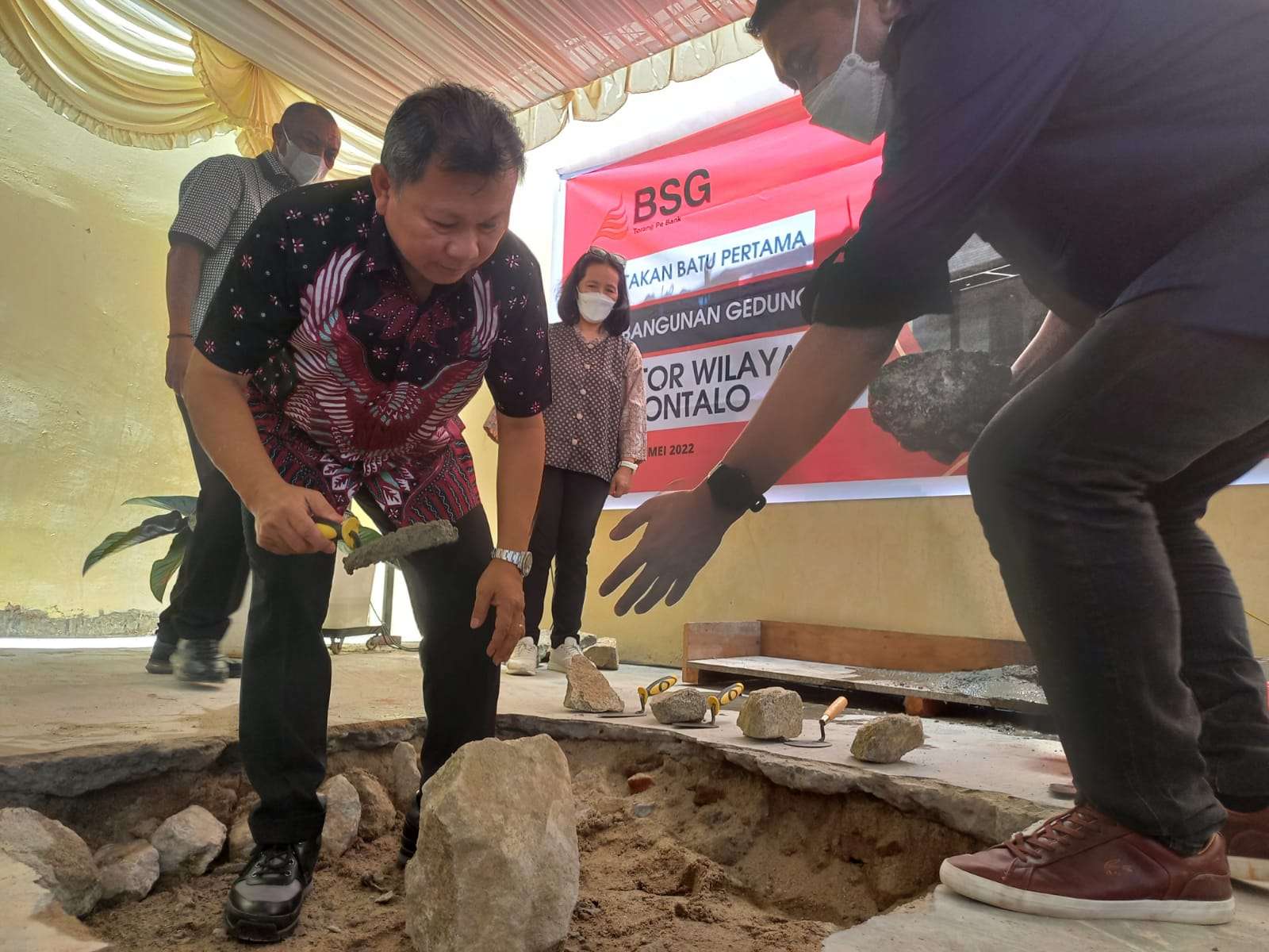 Dirut BSG, Revino Pepah, ketika meletakkan batu pertama tanda dimulainya pembangunan gedung Kanwil BSG di Gorontalo, Kamis (19/5) kemarin. (Foto : Rendi Wardani Fathan/Gorontalo Post)