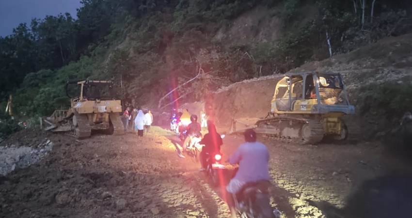 Alat berat berupa Bulldozer yang dikerahkan PT Pabrik Gula Gorontalo masih action di lapangan siang malam untuk membersihkan longsoran tanah yang telah menutupi jalan menuju Desa Bilato dan Desa Tulaa sejak Selasa (20/12/22) hingga Kamis (22/12/22) malam. (Foto: istimewa)