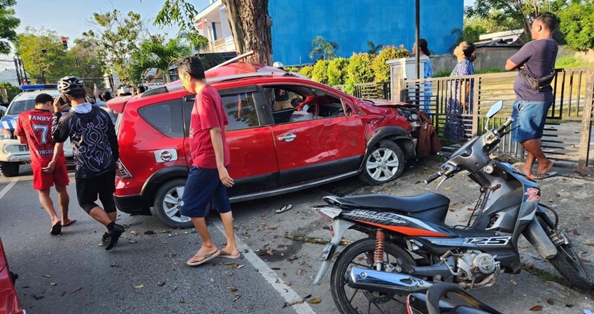 Mobil Grand Livina DM-1740-EA yang terlibat Lakalantas maut di Jalan Arif Rahman Hakim Kel. Wumialo Kecamatan Kota Tengah Kota Gorontalo, Sabtu (14/2023).