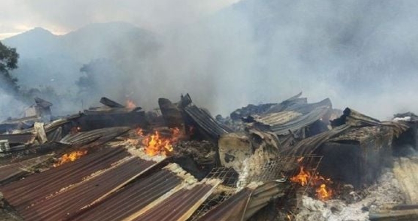 Pasar Mapia, Kabupaten Dogiyai, Sabtu (21/1/2023) ludes dibakar massa. Foto: ANTARA/HO-Humas Polda Papua