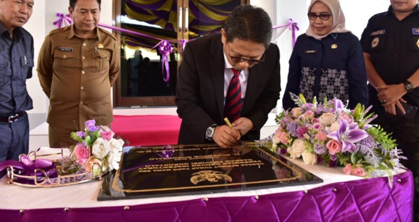 Pj Gubernur Hamka Hendra Noer, melakukan penandatanganan prasasti peresmian gedung integritas milik Inspektorat Provinsi Gorontalo, Selasa (14/3). (foto : dok /pemprov)