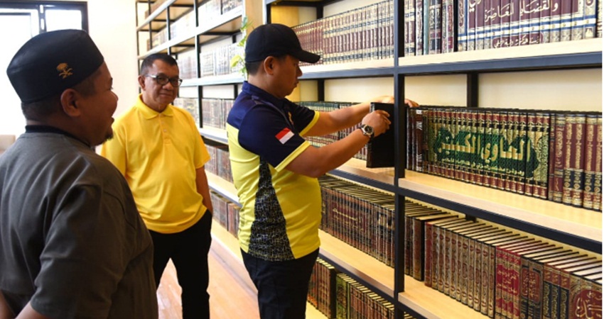 Pj Gubernur Hamka Hendra Noer, saat melihat koleksi rumah literasi Gorontalo, yang didirikan Ustaz Aan Candra Talib, di Kelurahan Huangobotu, Kota Gorontalo, (26/3). (Foto : Dok/pemprov)