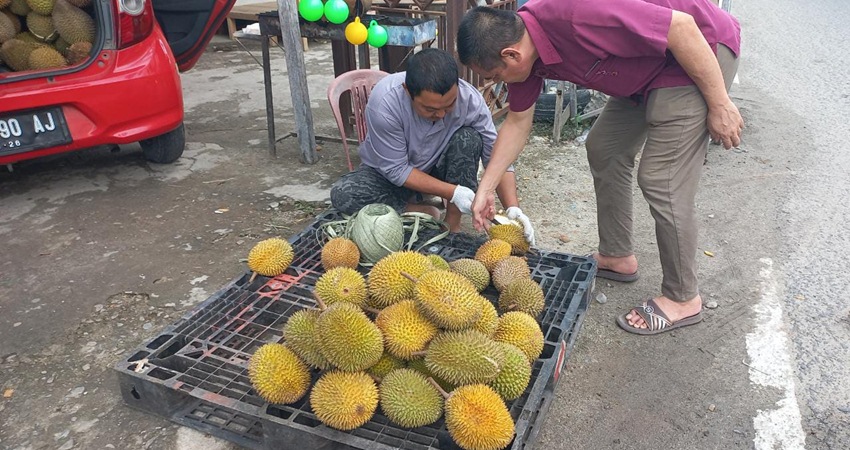 Pedagang durian yang ada di Jl. HB Jassin (eks Agus Salim), Kota Gorontalo. (Foto Atika)