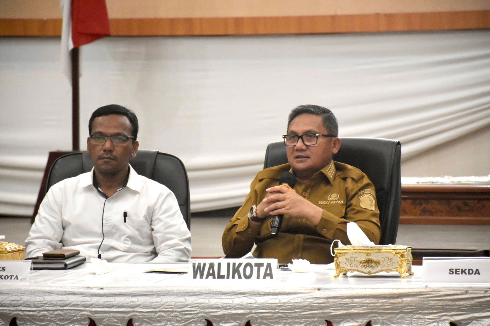 Wali Kota Gorontalo, Marten Taha, ketika memimpin rapat pengendalian inflasi, Senin (27/3/2023). (Foto: Prokopim)