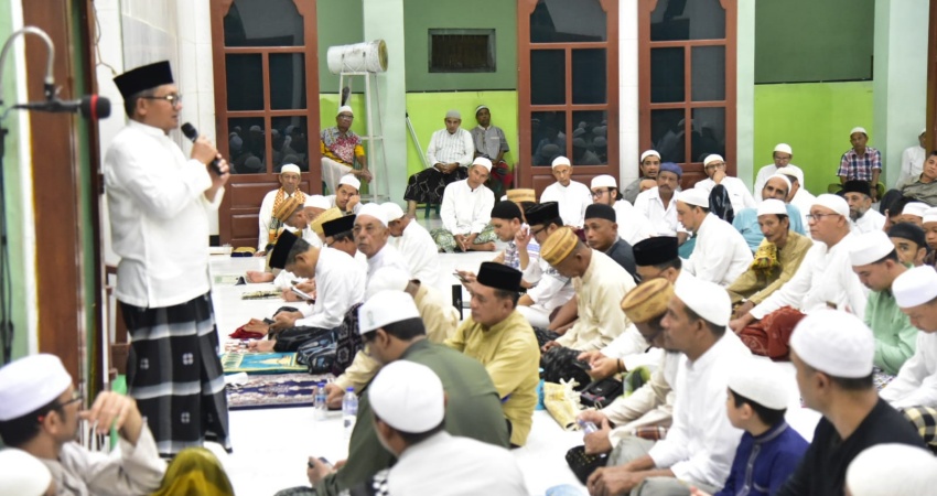 Wali Kota Gorontalo, Marten Taha ketika memberikan tausiah disela-sela pelaksanaan Tarling di Masjid An-Nur kompleks pertokoan, Jumat (24/3/2023). (Foto: Prokopim)