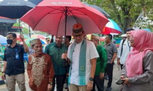 Menparekraf Sandiaga Salahudin Uno didampingi Bupati Gorontalo Prof. Nelson Pomalingo saat mendatangi stand PT PG Gorontalo yang ikut dalam pasar murah Ramadhan Fair” tahun 2023, sabtu (25/3/2023).