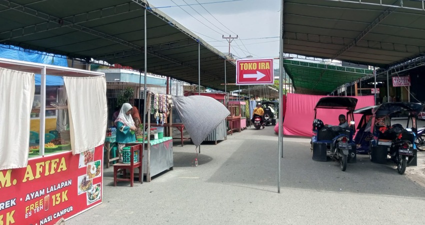 Para pedagang sudah menempati tenda yang sudah di pasang untuk pasar senggol di kawasan pusat pertokoan Kota Gorontalo. (F. Syamsurizal/Gorontalo Post)