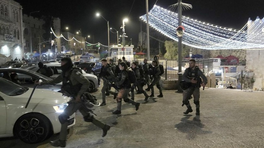 Sejuml ah petugas keamanan Israel dilaporkan melancarkan serangan terhadap puluhan warga muslim yang tengah beribadah di Masjid Al Aqsa, Yerusalem, Rabu (5/4) subuh. (ist)
