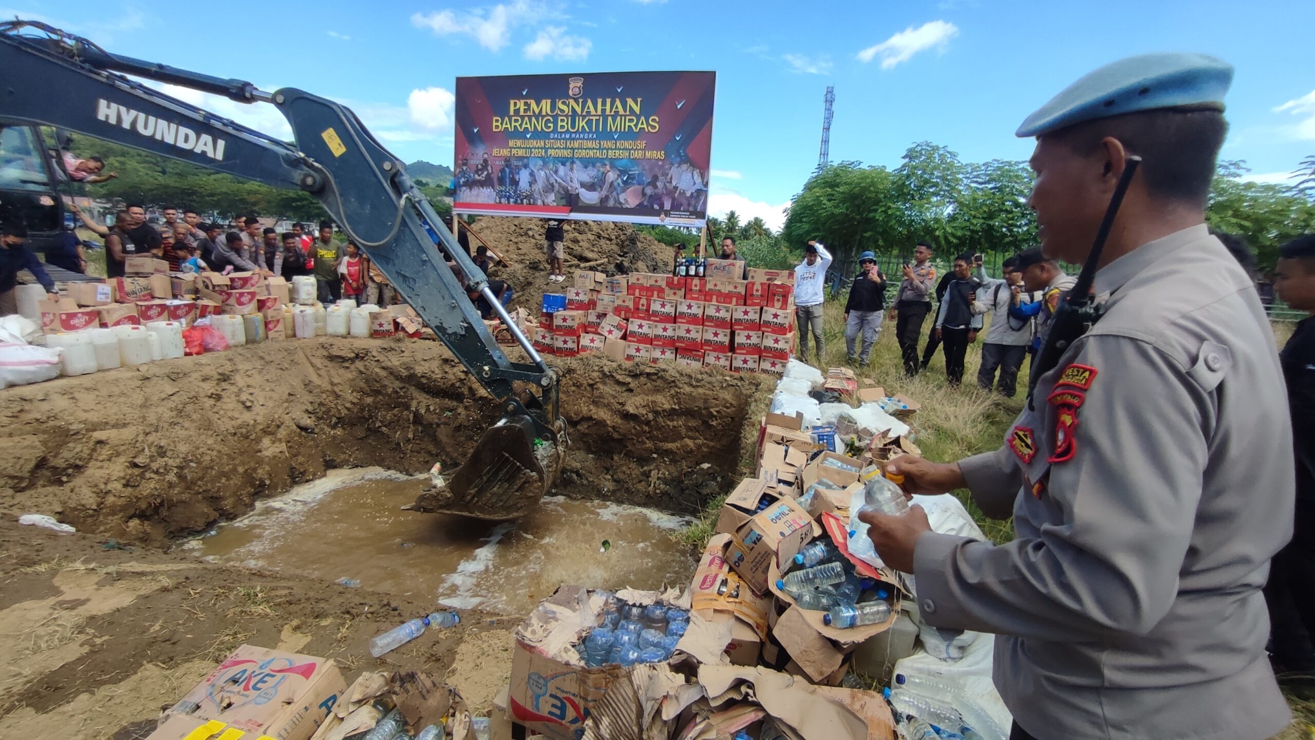 BIKIN MABUK : Pemusnahan minuman keras (Miras) hasil operasi Pekat Otanaha yang dilakukan Polda dan Polres jajaran. (F. Natha/ Gorontalo Post)