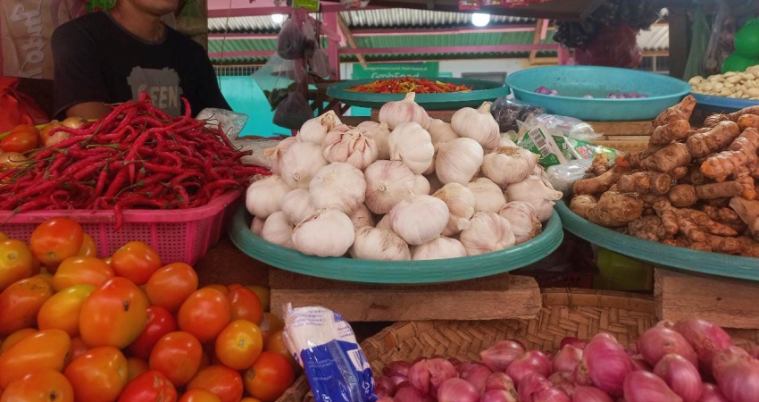 Salah satu lapak yang menjual bawang putih di Pasar Sentral Kota Gorontalo. (Foto Alsepti Thalib)