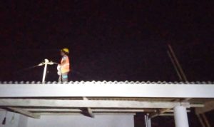Petugas PLN Limboto memperbaiki kabel listrik yang mengalami kerusakan di Kelurahan Dutulanaa, Kecamatan Limboto. (F. Vinkan Tilome)