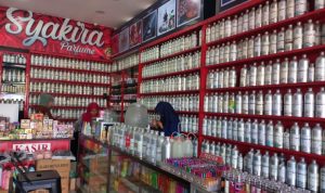 Salah satu Toko Parfum di Kota Gorontalo. (Foto Atika)