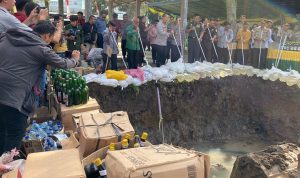 Kapolres Gorontalo bersama jajaran forkopimda saat melakukan pemusnahan miras secara bersama-sama di halamn Polsek Limboto, kamis (25/5). (F:Deice/Gorontalo Post)