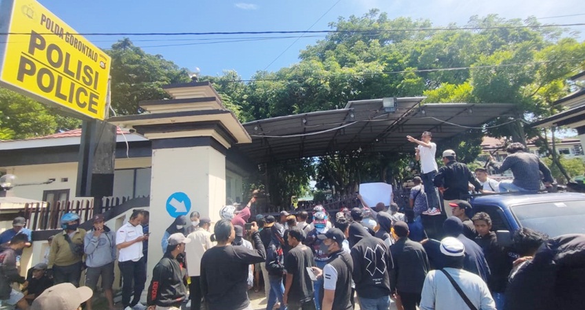 Aliansi Penambang Rakyat Suwawa menggelar demo di Polda Gorontalo untuk bertemu Kapolda guna meminta klarifikasi terkait Penutupan tambang batu hitam. ( Foto : Jalal/Gorontalo Post)