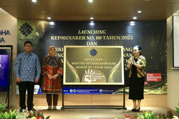 Menteri Ketenagakerjaan Ida Fauziyah (dua dari kiri) saat menghadiri launching Kepmenaker Nomor 88 Tahun 2023 dan Deklarasi Pencegahan & Penanganan Kekerasan di Tempat Kerja di Jakarta, Kamis (1/6). Foto: Dokumentasi Humas Kemnaker