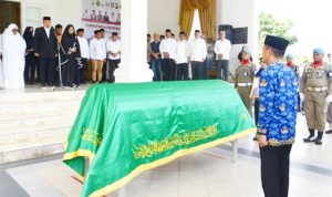 Upacara pelepasan jenazah almarhum Sutan Rusdi yang dipimpin Pj Gubernur Ismail Pakaya, di rudis gubernur, Kamis (1/6). INSERT : Sutan Rusdi semasa hidup. (foto : dok / pemprov)