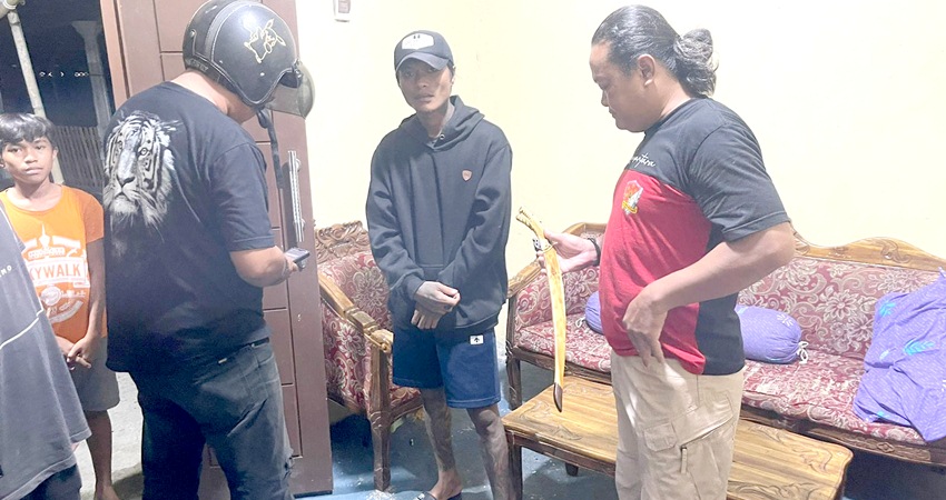 Tim Resmob Rajawali Polresta Gorontalo Kota dan personel Polsek Kota Utara, berhasil mengamankan pelaku beserta barang bukti sebilah pisau badik, yang diduga dipergunakan untuk melakukan penganiayaan.