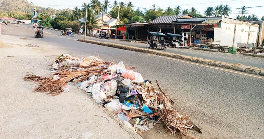 Kompleks Pasar Minggu Tilamuta menjadi tempat sampah. Mirisnya lagi, sampah tersebut berada di pinggir jalan, sehingga sangat mengganggu pemandangan.
