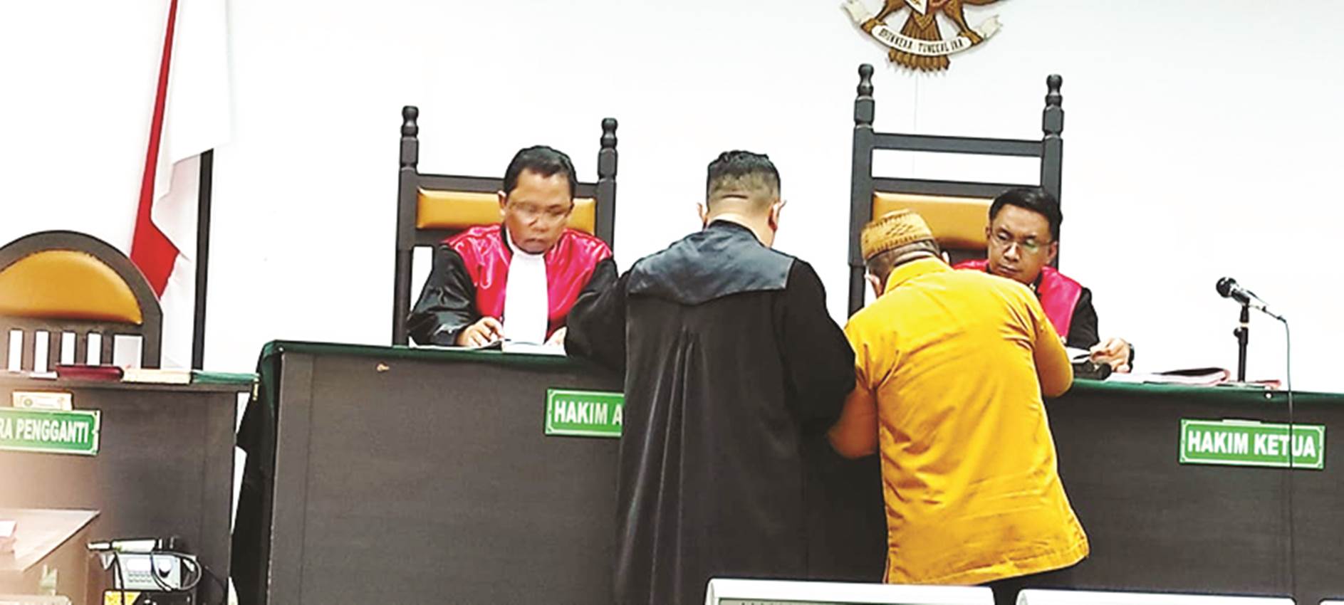 Mantan Direktur Perumda Tirta Bulango, Yusar Laya mengenakan kopiah keranji, menjalani sidang perdana di Pengadilan Negeri Tipikor dan Hubungan Industrial Gorontalo Kamis (7/12/23). (Foto: Roy/Gorontalo Post).