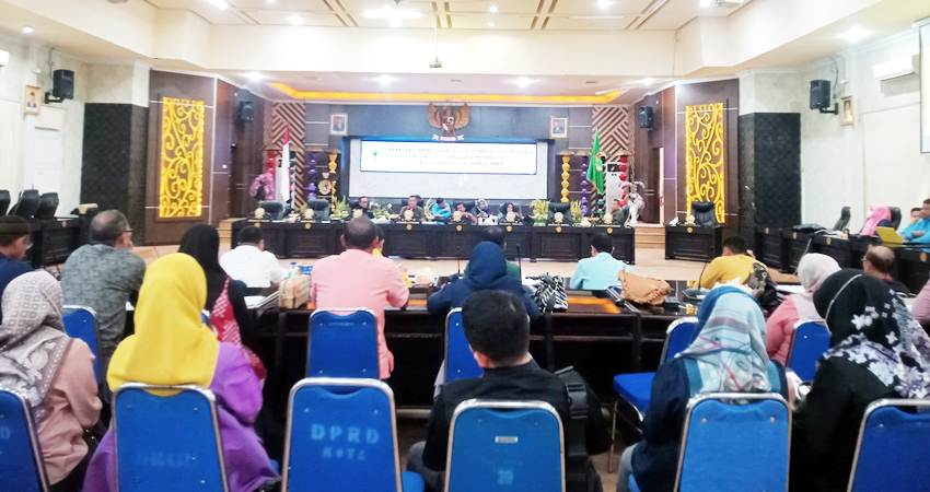 RDP Komisi A Dekot bersama bersama Panselda serta para C-PPPK yang dibatalkan, Senin (22/1/2024) (F.Diyanti/Gorontalo Post)