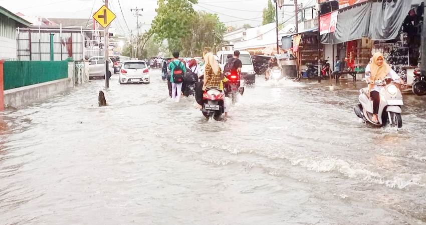 Salah satu titik di Kota Gorontalo yang digenangi air saat hujan, Kamis (7/3/2024) (F. Istimewa)