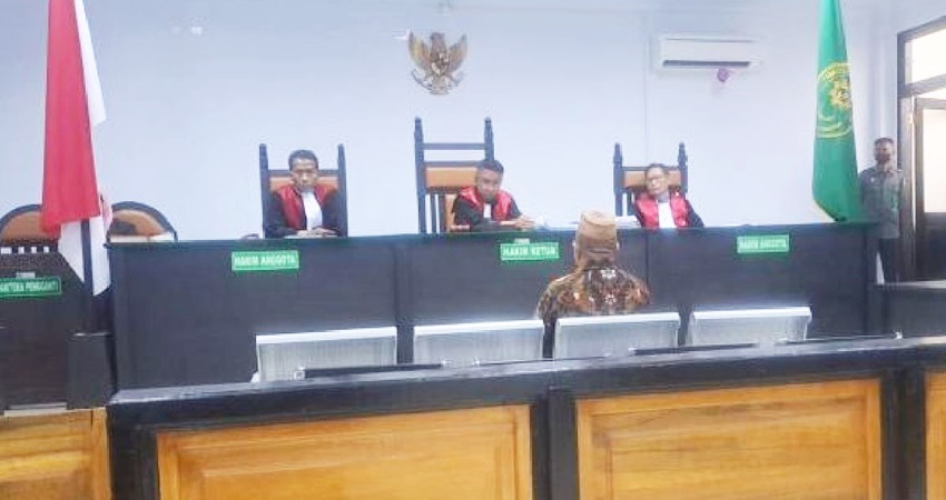 LEBARAN DI SEL : Eks Dirut PDAM Bone Bolango saat mendengarkan putusan yang dibacakan oleh majelis hakim, Kamis (21/3).