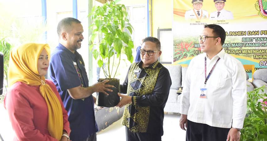 Wali Kota Gorontalo, Marten Taha ketika menyerahkan bibit cabai kepada salah satu guru. (Foto: Prokopim)