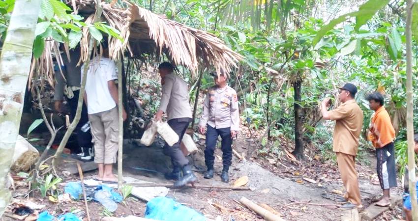 Lokasi pembuatan minuman keras (Miras) jenis cap tikus, yang terletak di Kecamatan Paguyaman Pantai, berhasil dibongkar oleh aparat Kepolisian.