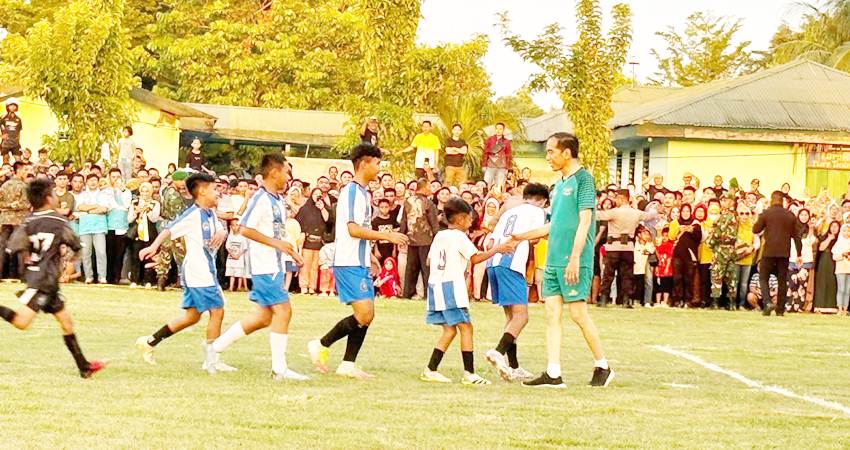 BERI SEMANGAT : Presiden Joko Widodo main bola bersama anak-anak sekolah sepakbola U12 di lapangan Liluwo, kompleks Kompi, Kota Gorontalo, Ahad (21/22). (foto : jitro paputungan / gorontalo post)