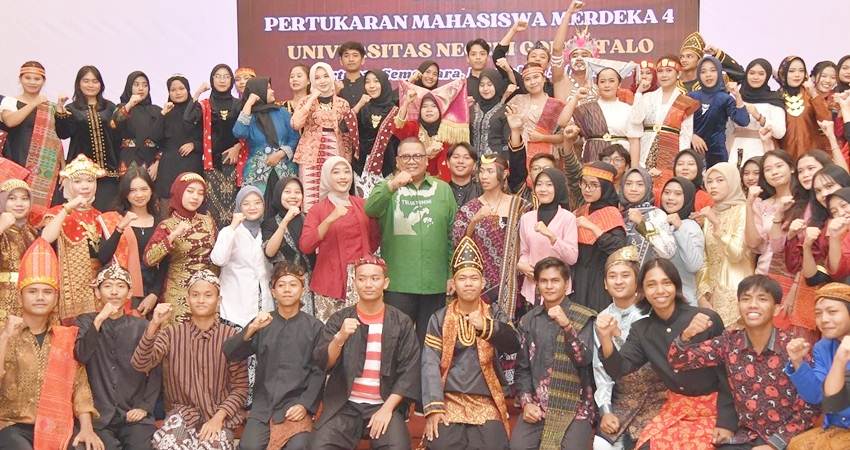 Ratusan mahasiswa dari berbagai perguruan tinggi negeri di Indonesia yang menjadi peserta Pertukaran Mahasiswa Merdeka-Dalam Negeri selesai menjalani pendidikan di UNG. (foto : dok/ung)