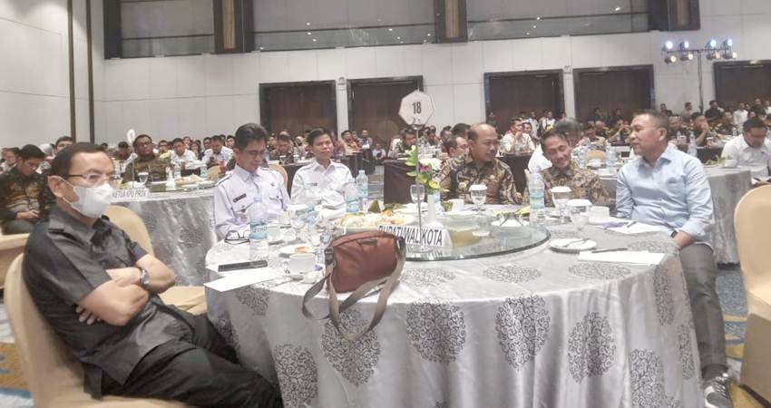 HADIR. Bupati Nelson Pomalingo duduk bersama sejumlah bupati/walikota dalam rakor penyelenggara pilkada serentak di Makassar, kamis (27/6).