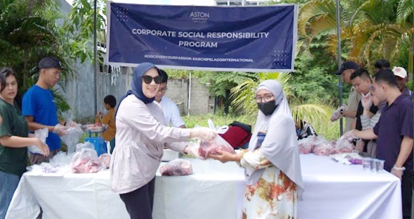 General Manager Aston Gorontalo Hotel & Villas, Yunita Abdullah, saat menyerahkan daging kurban kepada warga, (F. Istimewa)
