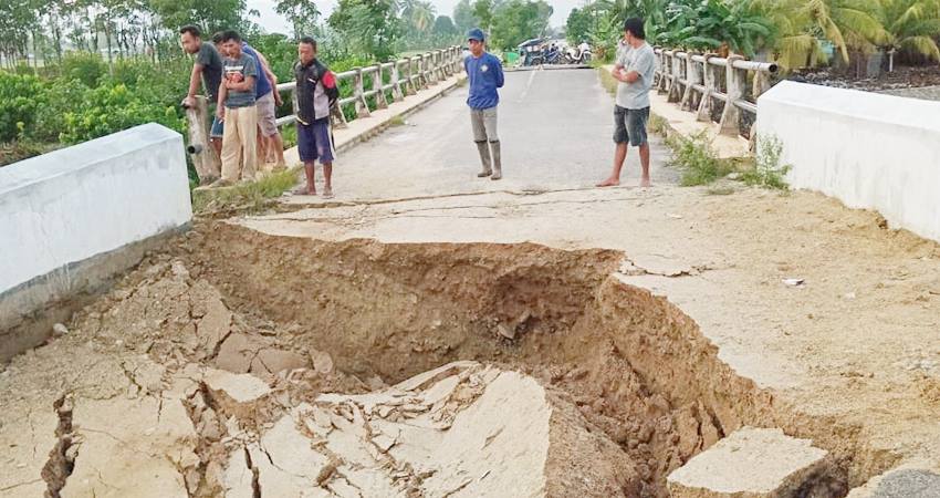 Jembatan di sungai Alopohu yang nyaris putus akibat banjir di kabupaten Gorontalo.