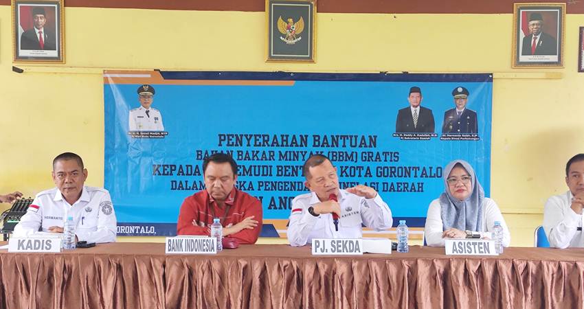 Pj Sekda Kota Gorontalo, Deddy Kadullah ketika memberikan sambutan pada kegiatan penyaluran bantuan BBM kepada 800 pengemudi bentor, Rabu (26/6/2024). (Foto: Prokopim)