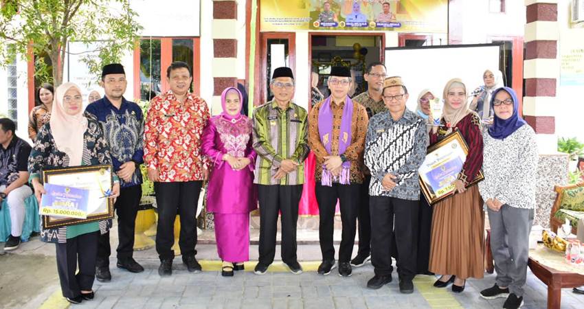 Pj Wali Kota Gorontalo, Ismail Madjid ketika foto bersama dengan pemenang lomba kelurahan tingkat Kota Gorontalo, Jumat (21/6/2024). (Foto: Prokopim)