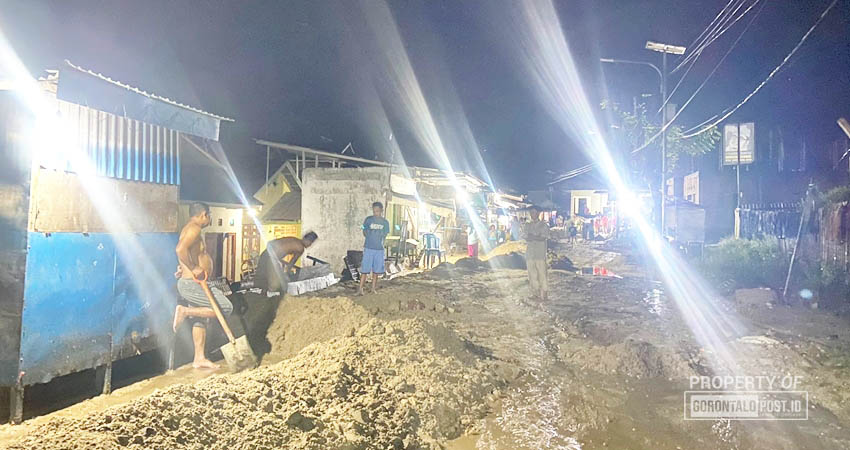 Warga Kelurahan Donggala saat membersihkan sisa-sisa material akibat banjir, Rabu (27/6/2024). (F. Diyanti/Gorontalo Post)