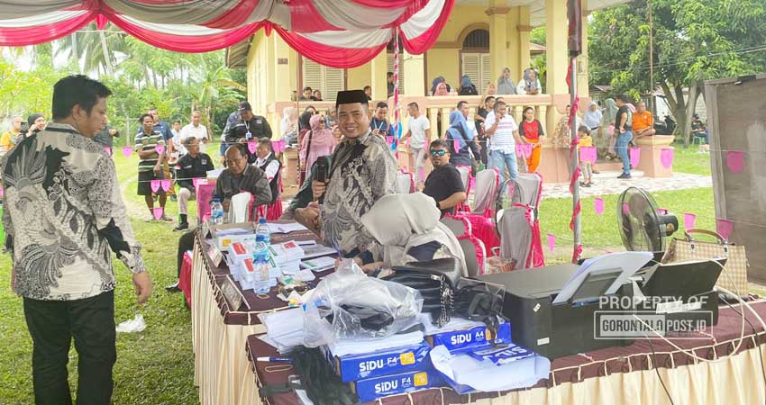 KPPS. Ketua KPU Kabupaten Roy Hamrain saat memimpin pelaksanaan PSU, sabtu (22/6). (F;Deice/Gorontalo Post)