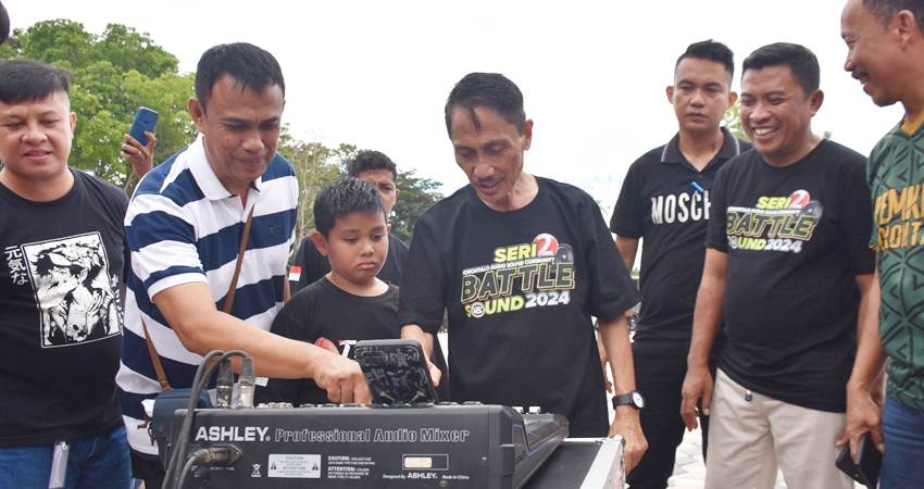 BUKA.Bupati Gorontalo Nelson Pomalingo saat membuka kegiatan dengan mengetes salah satu alat sound dari peserta cilik.