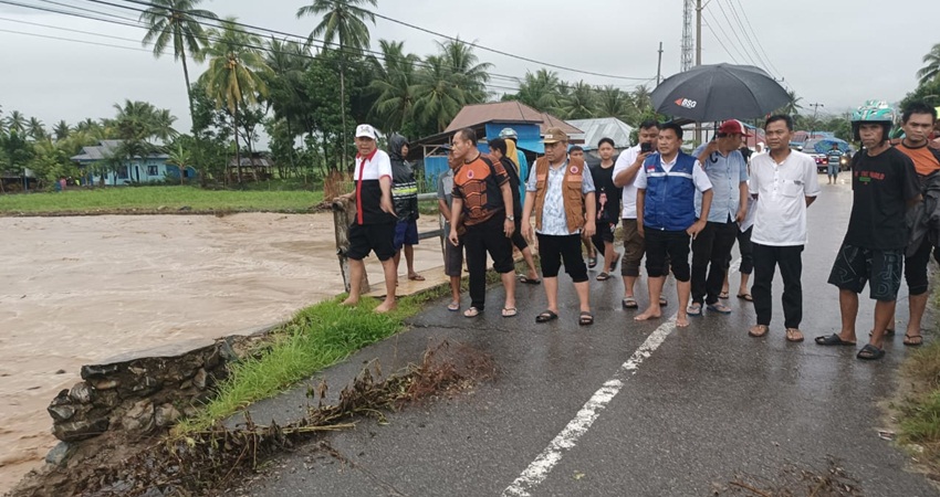 KUNJUNGAN. Wakil Bupati Hendra Hemeto langsung melihat sejumlah lokasi bencana di sejumlah Kecamatan, dari mulai Kecamatan Limboto Barat, Bongomeme hingga Biluhu