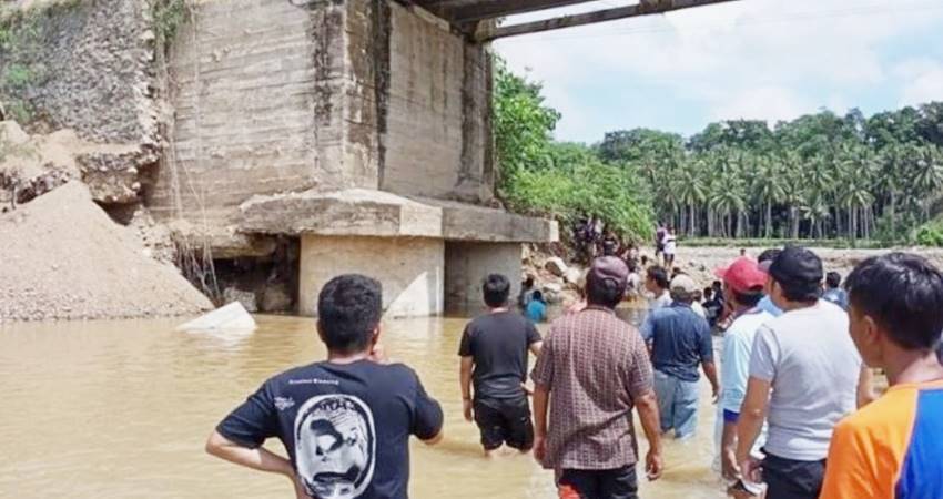 Salah satu jalan penghubung jembatan di Desa Upomela, Kecamatan Bongomeme, Kabupaten Gorontalo ambruk, mengakibatkan seorang warga hilang tertimbun materiall jembatan Sabtu (29/6/2024).