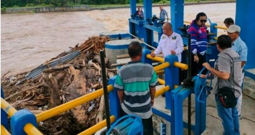 Kunjungan Komisi III Deprov Gorontalo memantau kondisi air di bendungan Tapa, Bone Bolango, Kamis (20/6).