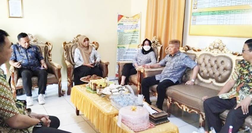Kunjungan Ketua Komisi IV Deprov Gorontalo Hamid Kuna di SMK N I Bulango Selatan, Bone Bolango, Jumat (7/6).