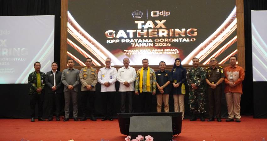 Foto bersama pada kegiatan Tax Gathering KPP Pratama Gorontalo Tahun 2024 di Grand Palace Convention Center Gorontalo, Rabu (26/6). (istimewa)