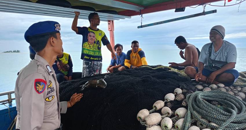 Personel Satuan Polair Polres Pohuwato saat memberikan penyampaian kepada masyarakat nelayan. (F. Zulkifli/ Gorontalo Post)