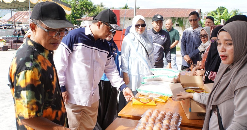 Pj Wali Kota Gorontalo, Ismail Madjid ketika meninjau bahan pokok di salah yang dijual pasa murah yang diselenggarakan Pemerintah Kota Gorontalo.