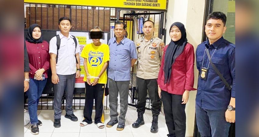 Petugas Polda Gorontalo saat mengamankan RT alias Ka Pulu, (63) atas dugaan pencabulan anak dibawah umur.